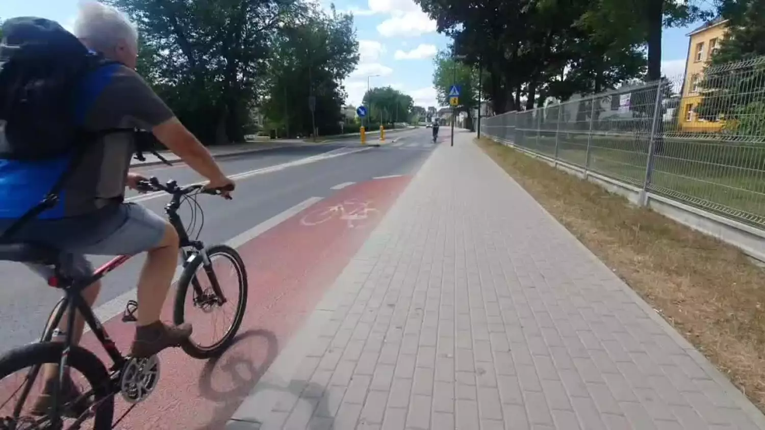 Niefortunna lokalizacja i zakończenie pasów dla rowerów na ulicy Chyliczkowskiej może doprowadzić do tragedii - ostrzega policja.
