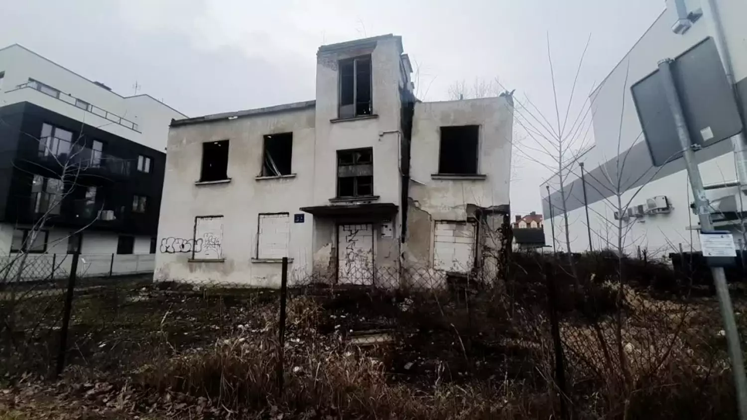 Krzywy dom w Piasecznie straszy przechodniów