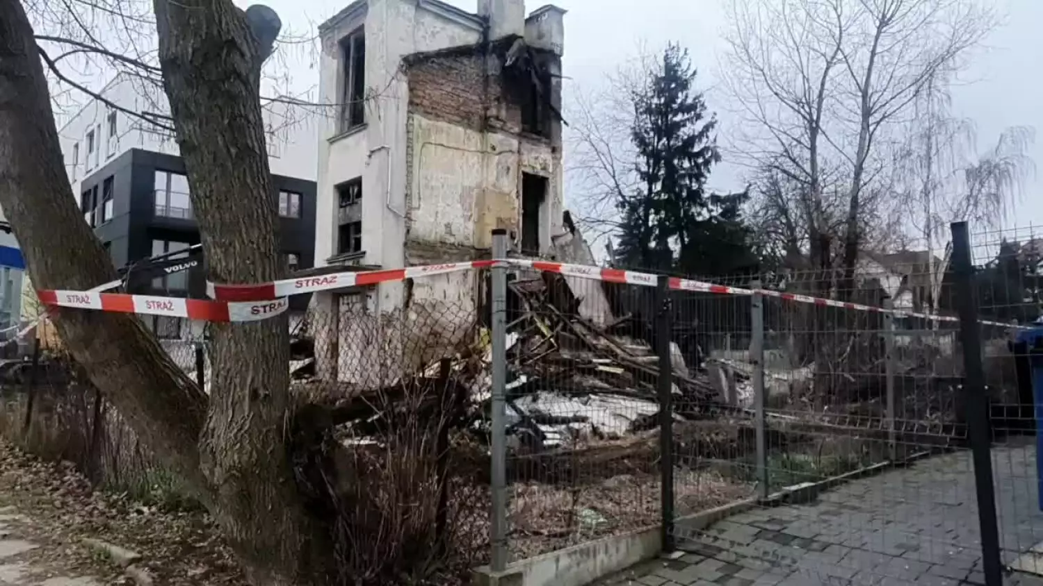 Runął krzywy dom w Piasecznie
