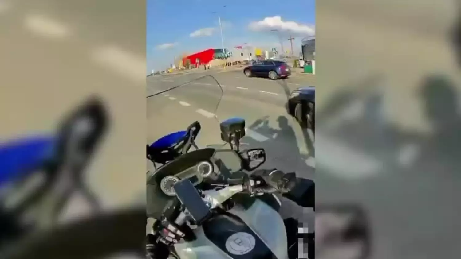 Kierującego BMW pochłonięty korzystaniem ze smartfona