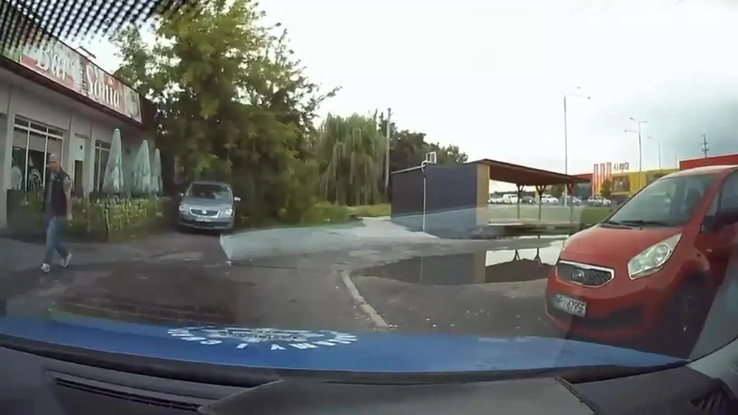 Zostawił pasażerkę na ulicy i ruszył do ucieczki. Pościg za hulajnogą przez Mysiadło